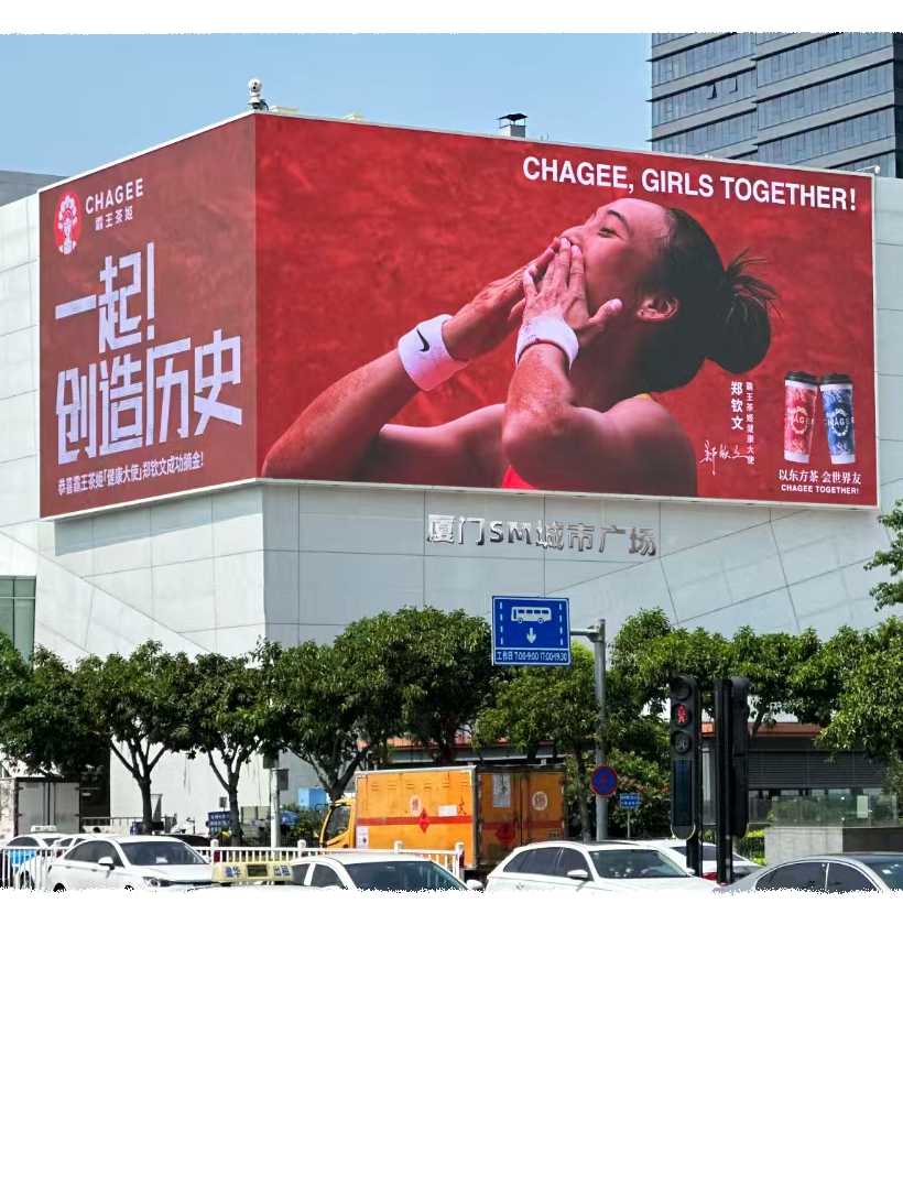Large outdoor LED facade using FABULUX Platinum Series